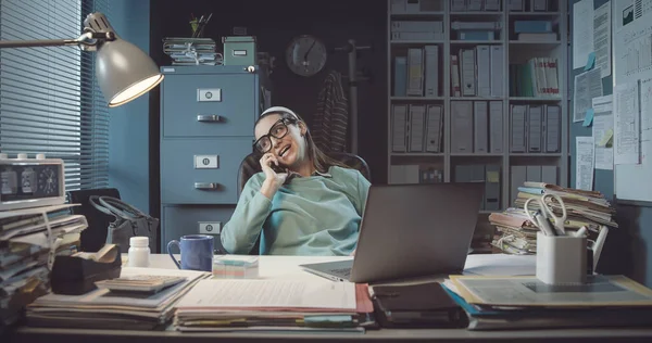 Lazy Office Worker Sitting Desk Talking Phone Her Friends — Φωτογραφία Αρχείου