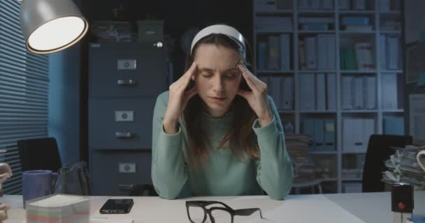 Erschöpfte Büroangestellte mit schlimmen Kopfschmerzen — Stockvideo