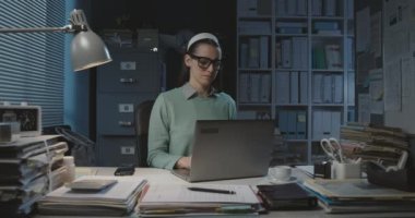 Başı ağrıyan bir ofis çalışanı.