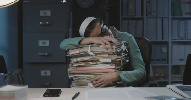 Trött kontorsanställd som sover på jobbet — Stockvideo