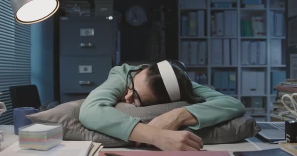 Överarbetad kvinna sover vid sitt skrivbord — Stockvideo