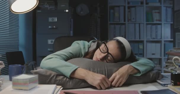 Überarbeitete Frau schläft am Schreibtisch — Stockvideo