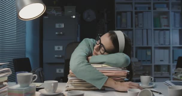 Werknemer slaapt aan een bureau op een stapel papierwerk — Stockvideo
