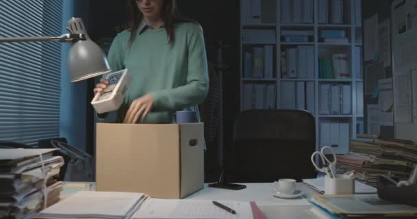 Woman packing her belongings after losing her job — Stock Video