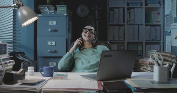 Gelukkige kantoormedewerker heeft een telefoontje in het kantoor — Stockvideo