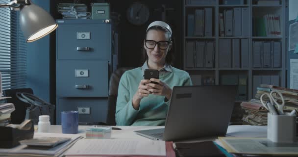 Glada kontorsarbetare som tar selfies på jobbet — Stockvideo