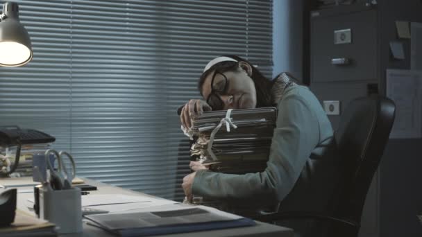 Yorgun ofis çalışanı işte uyuyor. — Stok video