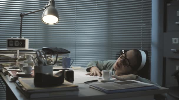 Tired office worker looking for more coffee — Stock Video