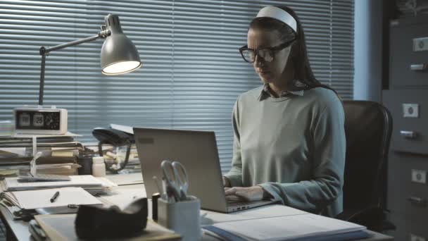 Trabalhador de escritório estressado com dor de cabeça — Vídeo de Stock