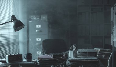 Şirket kapandıktan sonra terk edilmiş dağınık ofis: masa dağınık ve tozlu, finansal kriz konsepti