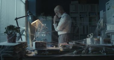 Terk edilmiş ofiste depresyondaki işadamı