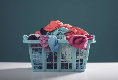 Kirli çamaşırlarla dolu çamaşır sepeti, boş fotokopi alanı