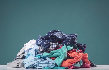 Bir yığın kirli çamaşır, çamaşır ve ev işleri konsepti.