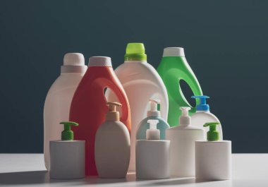Temizlik ürünleri ve sıvı sabunlar, ev işleri ve hijyen konsepti.