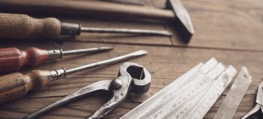 Kırsal ahşap masa, ahşap ve DIY konsepti üzerinde profesyonel marangozluk araçları, boş kopya alanı