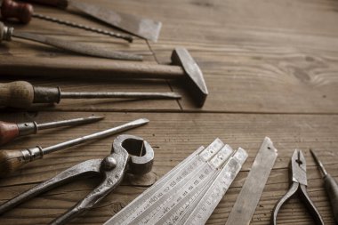 Kırsal ahşap masa, ahşap ve DIY konsepti üzerinde profesyonel marangozluk araçları, boş kopya alanı