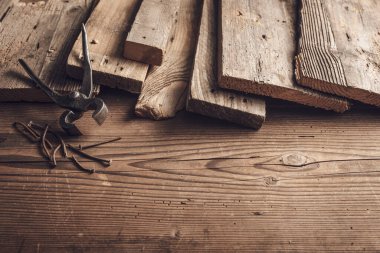 Kırsal tahta kıskaçlar ve marangoz masasında paslı çiviler.