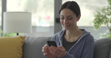 Mutlu kadın telefonuyla sohbet ediyor.