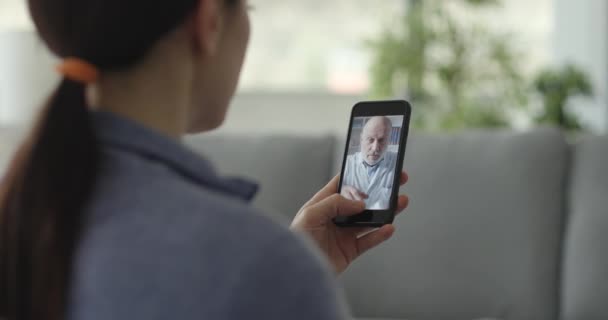 Női videó hívja orvosát az okostelefonjával — Stock videók