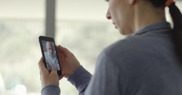 Frau führt Videochat mit ihrem Online-Arzt — Stockvideo