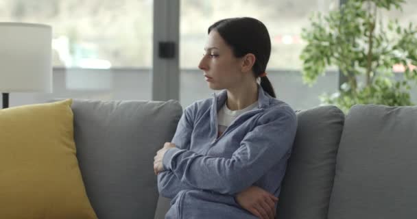 Depressive Frau sitzt zu Hause auf dem Sofa — Stockvideo