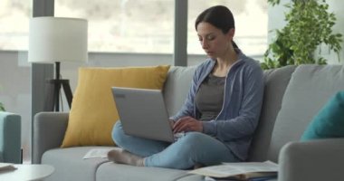 Evden çalışan ve ara veren bir kadın.