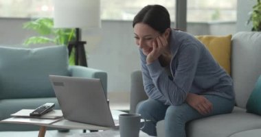 Neşeli kadın videosu arkadaşlarını çağırıyor.