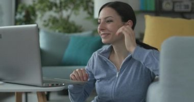 Neşeli kadın videosu arkadaşlarını çağırıyor.