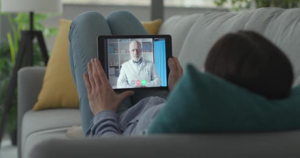 Mujer teniendo un chat de vídeo con su médico — Vídeos de Stock