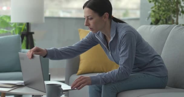 Žena si dává pauzu a dává si kávu — Stock video