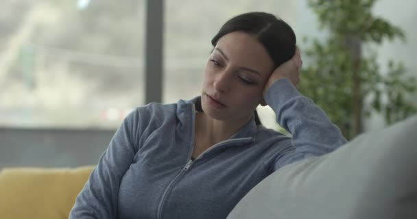 Femeia deprimată îmbrățișând o pernă — Videoclip de stoc
