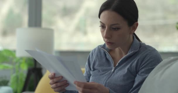 Жінка перевіряє документи і відчуває розчарування — стокове відео