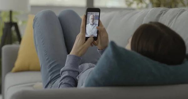 Vrouw Heeft Een Video Gesprek Met Haar Arts Thuis Telegeneeskunde — Stockfoto