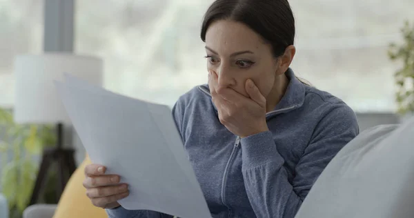 Geschockte Frau Sitzt Hause Auf Dem Sofa Und Checkt Rechnungen — Stockfoto