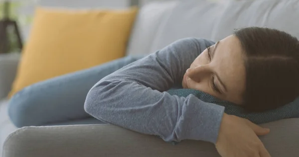 Deprimerad Ung Kvinna Liggande Soffan Hemma Stress Och Psykisk Hälsa — Stockfoto