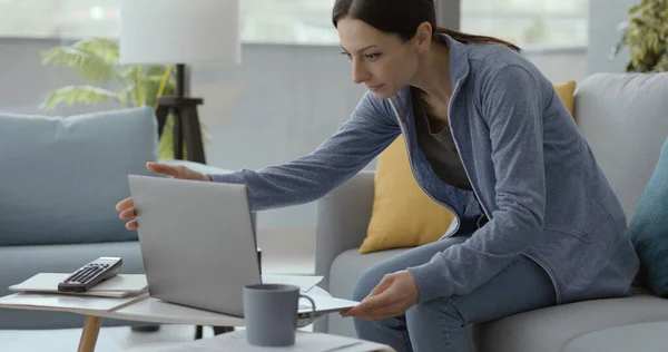 Mulher Sentada Sofá Usando Seu Laptop Ela Está Trabalhando Casa — Fotografia de Stock