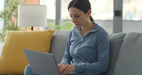 Жінка Сидить Дивані Вдома Єднується Онлайн Своїм Ноутбуком Концепція Віддаленої — стокове фото