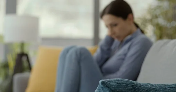 Wyczerpana Smutna Kobieta Siedząca Kanapie Domu Czuje Się Samotna Beznadziejna — Zdjęcie stockowe