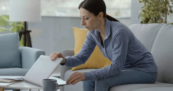 Woman Sitting Couch Using Her Laptop She Working Home — 스톡 사진