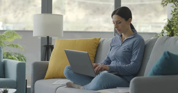 Evdeki Kanepede Oturan Bir Kadın Bilgisayarına Bağlanıyor Uzaktan Çalışma Konsepti — Stok fotoğraf