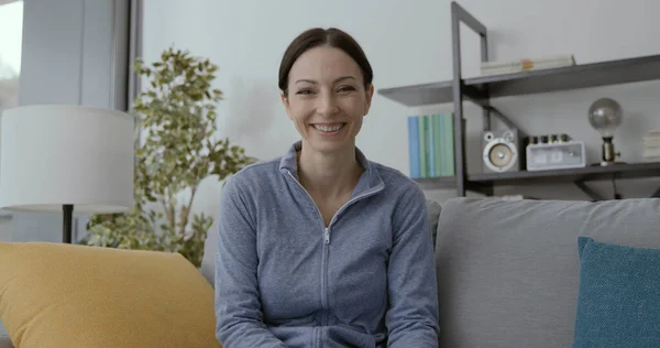 Smiling Woman Posing Home She Sitting Couch Living Room Looking — Stock Photo, Image