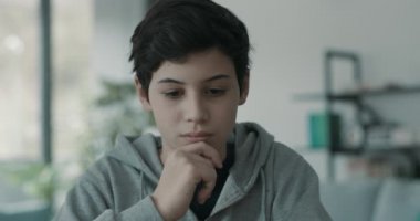 Mutlu çocuk bir satranç oyunu kazanıyor.
