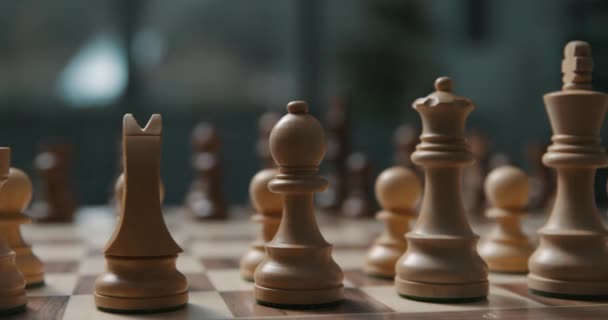 Sjakkbrikker på sjakkbrettet – stockvideo