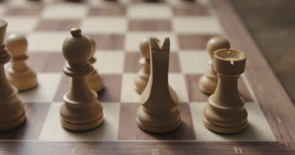 Шахматные фигуры на доске — стоковое видео