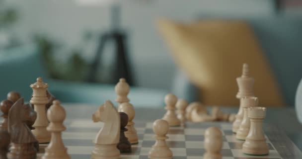Умный мальчик играет в шахматы дома — стоковое видео