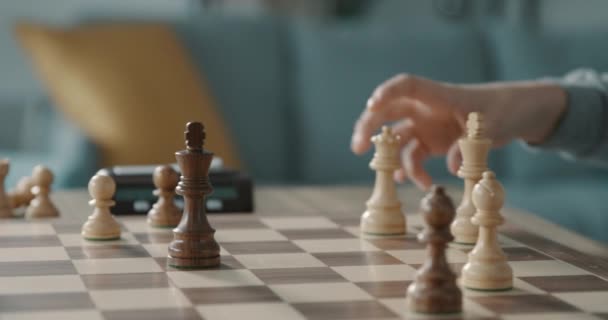 Уверенный в себе мальчик, играющий в шахматы и добивающийся мат — стоковое видео