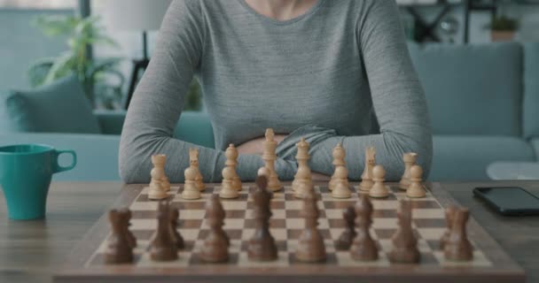 Mulher jogando xadrez e olhando para a câmera — Vídeo de Stock