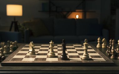 Siyah kral satranç tahtasında mat, strateji oyunları konsepti