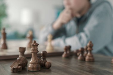 Evde satranç oynayan çocuk, seçici odaklanma