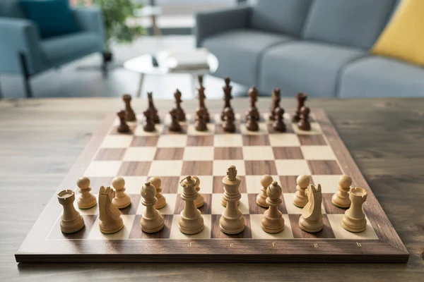 Schaakbord Klaar Voor Het Spel Tafel Huiskamer Interieur Achtergrond — Stockfoto